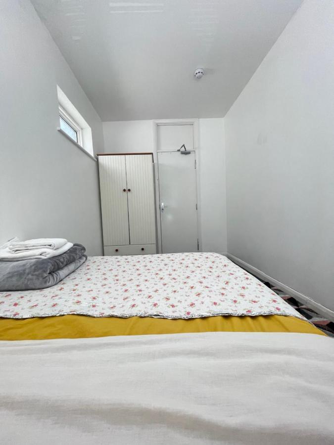 Cozy Private Rooms In Homestay イルフォード エクステリア 写真